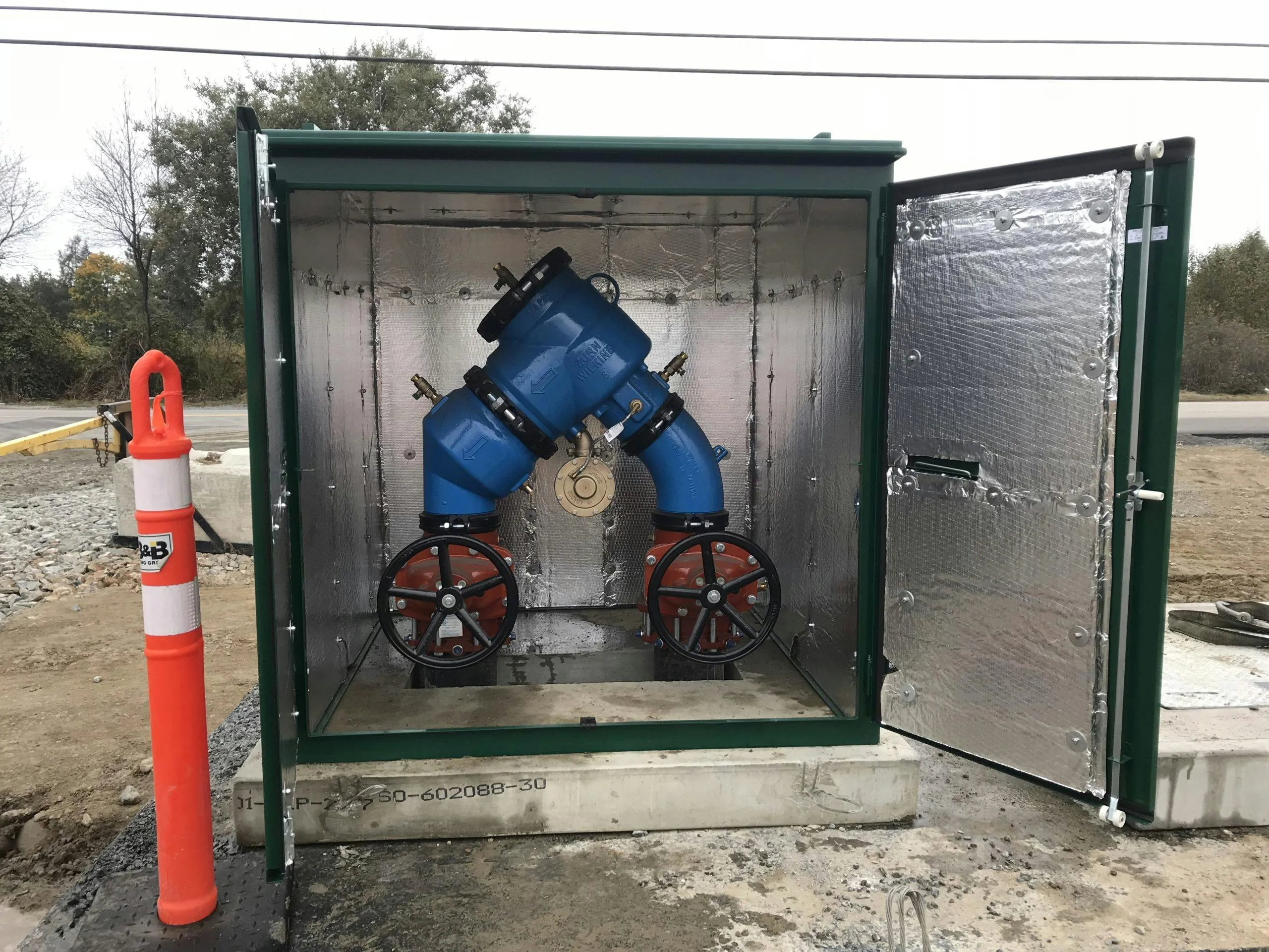 Above-ground backflow prevention kiosk with internal valves